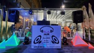 Evento J&M Eventos Musicales con pancarta de la empresa