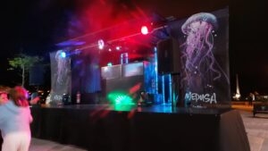 escenario luces verdes y rojas