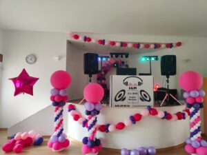 mesa dj con decoración rosa