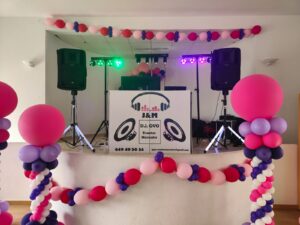 mesa dj con decoración de globos