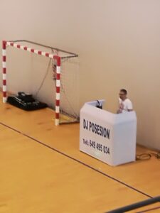 mesa dj junto a portería